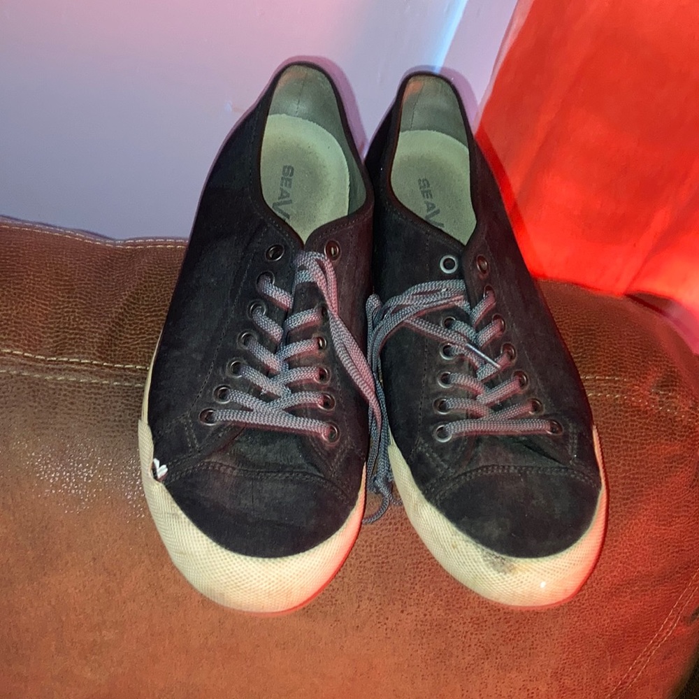 Seavees vintage tennis shoe.  Gently used,  Mens size 11